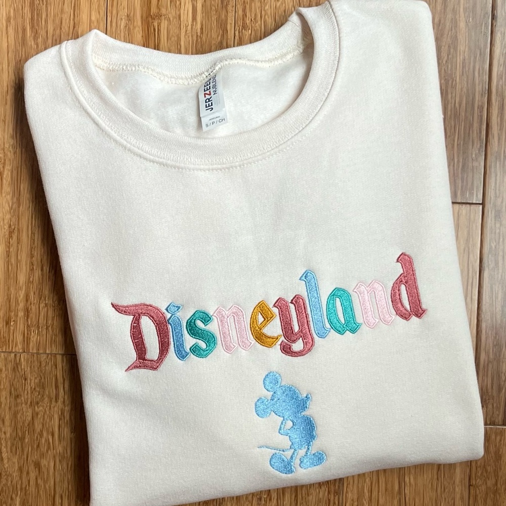 Disneyland Mickey Mouse sweatshirt vacation New Size small - Picture 1 of 2